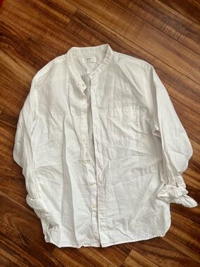 Uniqlo White-Collar Button-Up Shirt
